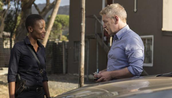 Bild 1 von 10: Wallander (Kenneth Branagh, rechts) und seine Kapstädter Kollegin Grace Mthembu (Bonnie Mbuli) ermitteln gemeinsam im Fall einer verschwundenen Frau.