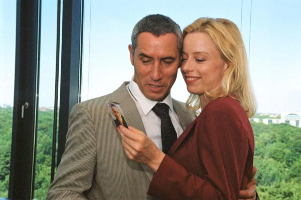 Bild 1 von 10: Thomas (Ralph Herforth, l.) möchte sich mit seiner Sekretärin (Sonja Kerskes, r.) und den zwei Millionen Euro ins Ausland absetzen ...