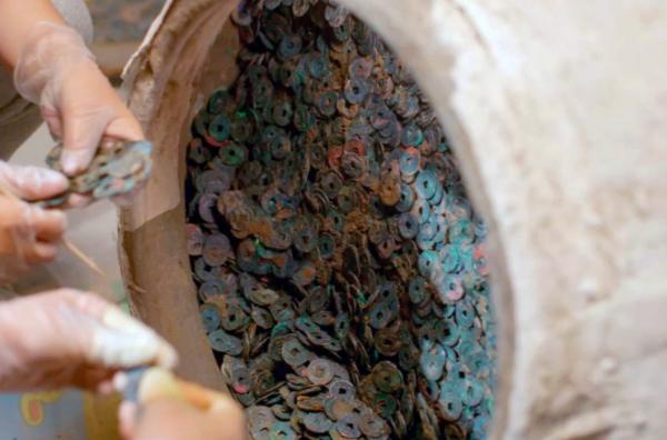 Bild 1 von 4: Entdeckung des Schatzes von Zhengzhou: Drei Tonkrüge mit Geldstücken aus der Tang-Zeit um 900 nach Christus wurden ausgegraben.