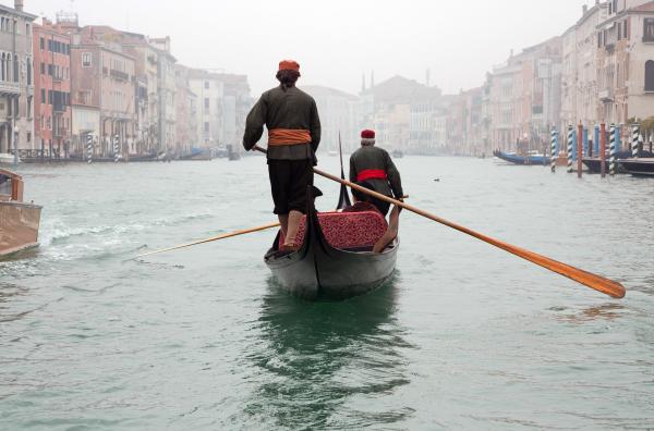 Bild 1 von 5: Eine Gondel bringt den jungen Komponisten Josef Myslivecek (Vojtech Dyk) in Venedig zu einer wohlhabenden Adligen.
