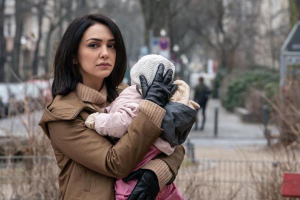 Bild 1 von 6: Clare Quayle (Nazanin Boniadi)