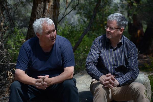 Bild 1 von 5: Christopher Clark (r.) mit Rodney Dillon (l.), einem Aborigine-Führer.