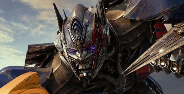 Bild 1 von 6: Optimus Prime in TRANSFORMERS: THE LAST KNIGHT, from Paramount Pictures.