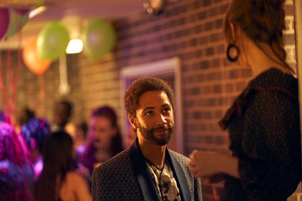 Bild 1 von 4: Auf einer Party trifft Marianne (Daisy Edgar-Jones) den aufstrebenden Fotografen Lukas (Lancelot Ncube). Etwas an ihm macht Marianne neugierig.