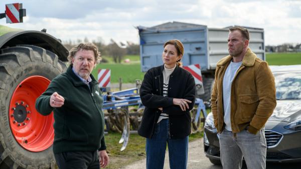 Bild 1 von 5: Die Kommissarin Karoline Joost (Nike Fuhrmann, M.) und Kommissar Lars Pöhlmann (Dominic Boeer, r.) treffen bei ihren Ermittlungen auf den Landwirt Henning Thiede (Hans Brückner, l.). Schnell stellt sich heraus, dass Thiede eine jahrzehntelange Rivalität und Feindschaft zum Mordopfer pflegte. Streit gab es vor allem wegen unsachgemäßen Abwicklungen von LPG-Höfen in der Nachwende-Zeit. Doch hat Thiede auch etwas mit dem Tod seines Kontrahenten zu tun?