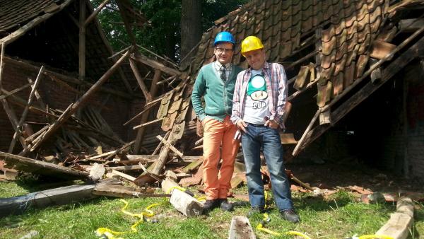 Bild 1 von 2: Wigald Boning und Bernhard Hoëcker vor dem ehemaligen Stall des \