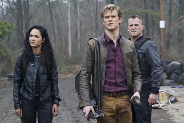 Bild 1 von 12: (v.l.n.r.) Riley Davis (Tristin Mays); Angus MacGyver (Lucas Till); Jack Dalton (George Eads)