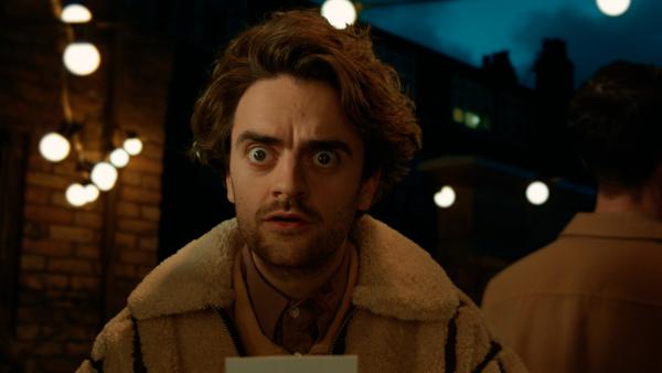 Bild 1 von 3: Jizzlord (Luke Rollason) ist von seinem alten Freund Chris irritiert, den er gerade auf Noras Bücherparty wieder getroffen hat. Er versteht einfach nicht, was Chris ihm sagt.