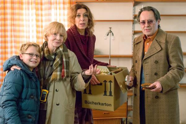 Bild 1 von 6: Kieran West (Georg), Christine Schorn (Katharina), Adele Neuhauser (Frau Löffler), Uwe Kockisch (Konrad).