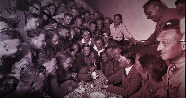 Bild 1 von 2: 1923 ist die NSDAP auf 55 000 Mitglieder angewachsen, ihr Parteivorsitzender Adolf Hitler inszeniert sich als starker Mann der rechtsextremen Szene. Doch was führt er im Schilde?