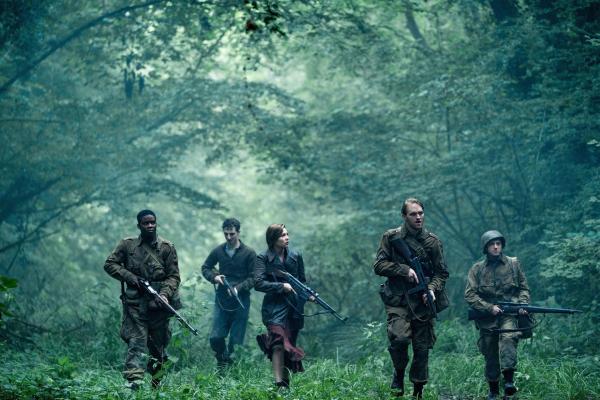 Bild 1 von 8: (v.l.n.r.) Boyce (Jovan Adepo); Rosenfeld (Dominic Applewhite); Chloe (Mathilde Ollivier); Ford (Wyatt Russell); Tibbet (John Magaro)