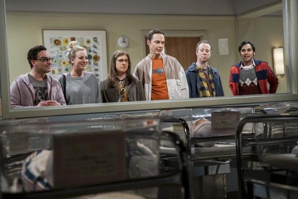 Bild 1 von 19: Die einen freuen sich über den Nerd-Nachwuchs, die anderen weniger: (v.l.n.r.) Leonard (Johnny Galecki), Penny (Kaley Cuoco), Amy (Mayim Bialik), Sheldon (Jim Parsons), Stuart (Kevin Sussman) und Patenonkel Raj (Kunal Nayyar) ...
