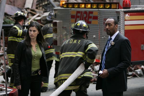 Bild 1 von 8: (l-r) Milena Govich as Detective Nina Cassady, Jesse L. Martin as Detective Ed Green --NBC