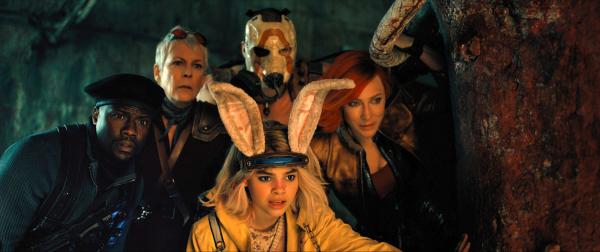 Bild 1 von 5: Kevin Hart as Roland, Jamie Lee Curtis as Tannis, Ariana Greenblatt as Tiny Tina, Florian Munteanu as Krieg, and Cate Blanchett as Lilith in Borderlands. Photo Credit: Courtesy of Lionsgate