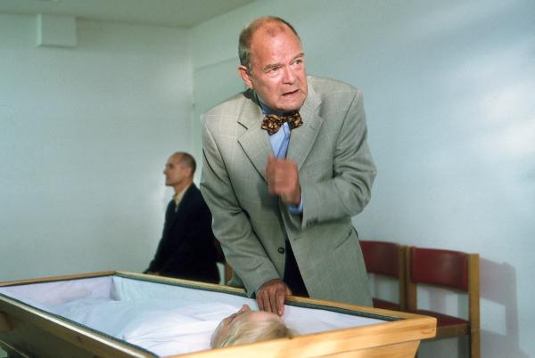 Bild 1 von 9: Prof. Bondzio (Dieter Mann, r.) nimmt im Beisein von Dr. Robert Kolmaar (Ulrich Mühe, M.) Abschied von seiner Frau.