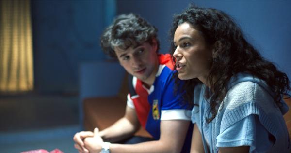 Bild 1 von 3: Momo (Shahine El-Hamus) und Dunya (Farrieda Smit) sind zu Gast bei Momos Verwandten. Als die Diskussion hitzig wird, steht Dunya fest an Momos Seite und unterstützt ihn energisch.