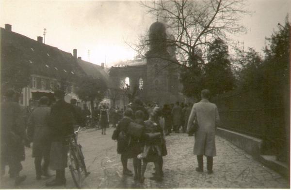 Bild 1 von 5: 1938: brennende Synagoge in Kitzingen.
