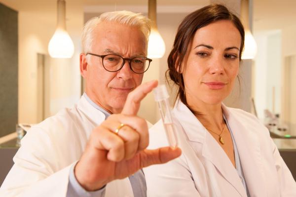 Bild 1 von 15: In ihrer Klinik verhelfen Volker (Christoph M. Ohrt, l.) und Kathrin Niebling (Bettina Zimmermann, r.) Familien zum Babyglück - eigentlich ...