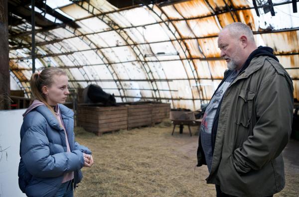 Bild 1 von 3: Lars (Bjarne Henriksen) stellt Holly (Flora Ofelia Hofmann Lindahl) schließlich zur Rede: Es kommen immer mehr Zweifel am Wahrheitsgehalt von Hollys Aufsatz auf.