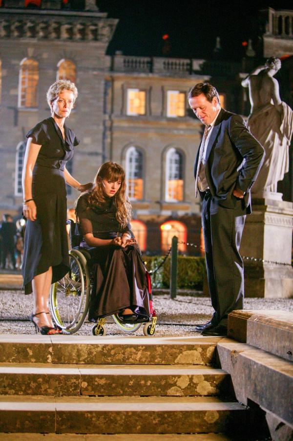 Bild 1 von 15: Im Bild (v.li.): Jenny Seagrove (Cecile Rattenbury), Ophelia Lovibond (Jessica Rattenbury), Kevin Whately (Robert Lewis).