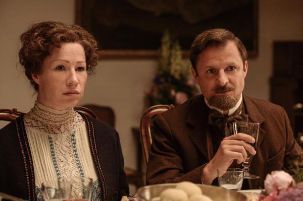 Bild 1 von 31: Im Bild: Birgit Minichmayr (Bertha von Suttner), Philipp Hochmair (Arthur von Suttner).