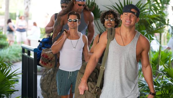 Bild 1 von 5: Mike (Channing Tatum, re.) und seine Jungs brechen für einen letzten großen Auftritt zu einem Road Trip auf.