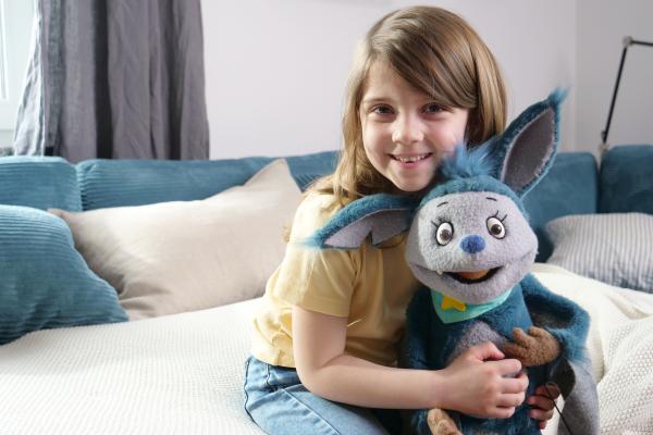 Bild 1 von 4: Luca kuschelt mit Fidi.