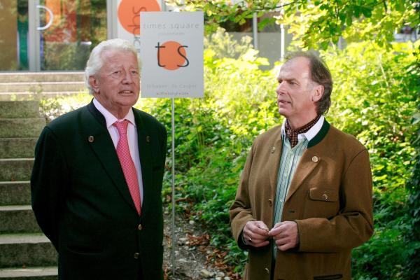 Bild 1 von 21: Im Bild: Harry Norden (Dieter Thomas Heck, li.) erklärt Ferdinand Reischl (Wolfgang Fierek) seinen Plan, aber der klingt mehr als verdächtig.