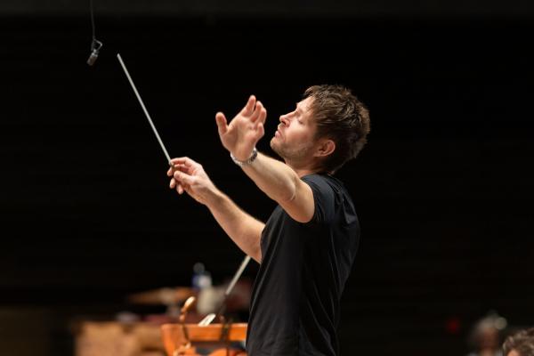 Bild 1 von 4: Debütant am Pult des BRSO  Krzysztof Urbánski.
