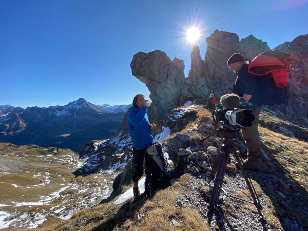 Bild 1 von 8: Mit Trägern, Bergführern und Steinbockspezialisten hat das Filmteam viele Tage in den Allgäuer Hochalpen verbracht. Oft war es nicht einfach, den Tieren mit der Filmausrüstung zu folgen.