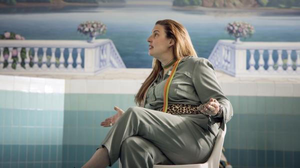 Bild 1 von 4: Der Mann von Kommissarin Möller (Elena Uhlig) wurde von einem Serienmörder getötet. In einem leerstehenden Hotels haben sich die Sonderermittler versammelt - auch Kommissarin Möller muss ihren Kollegen Rede und Antwort stehen - auf dem \