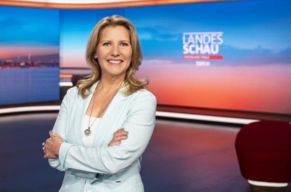 Bild 1 von 2: SWR Moderatorin Patricia Küll
