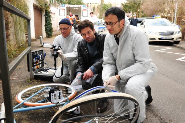 Bild 1 von 15: Ein Spurensicherer, Jo Stoll (Peter Ketnath, M.) und Jan Arnaud (Mike Zaka Sommerfeldt, r.).