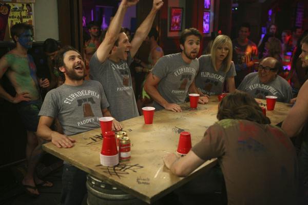Bild 1 von 14: Haben Charlie (Charlie Day, l.), Dennis (Glenn Howerton, 2.v.l.), Mac (Rob McElhenney, M.), Dee (Kaitlin Olson, 2.v.r.) und Frank (Danny DeVito, r.) überhaupt eine Chance im Becherschnipp-Wettbewerb?