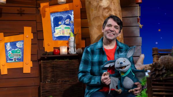 Bild 1 von 3: Fidi hat Frau Eule ganz alleine geholfen. Juri und Fidi singen zusammen ein Lied dazu.