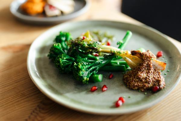 Bild 1 von 11: Dr. Mai Thi Nguyen-Kim nimmt das Publikum mit auf die molekulare Ebene der Nahrungsmittel und macht sichtbar, wie sich unser Essen während der Zubereitung verändert, wie es genießbar und warum es schmackhaft wird.