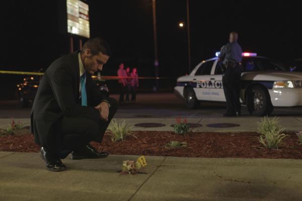 Bild 1 von 1: Nachdem Polizisten während ihres Streifendienstes einen Schuss gehört haben, entdecken sie an dem Tatort einen erschossenen Kollegen. Für Lt. Joe Kenda (Carl Marino) und seine Kollegen wird es kein leichtes Spiel den Mörder ausfindig zu machen, denn der ermordete Polizist macht sich eins ums andere Mal Feinde ...