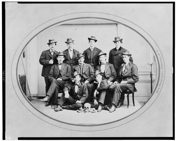 Bild 1 von 3: 1865 gründeten Südstaaten-Veteranen in Pulaski, Tennessee, den Geheimbund Ku-Klux-Klan. Angeblich nur, um gemeinsam zu trinken und über die \