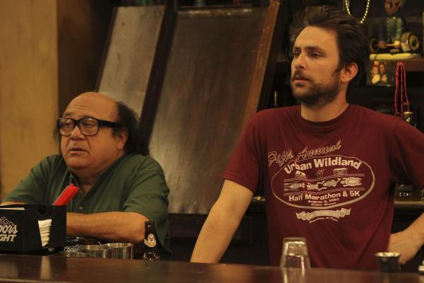 Bild 1 von 8: Frank Reynolds (Danny DeVito, l.); Charlie Kelly (Charlie Day, r.)