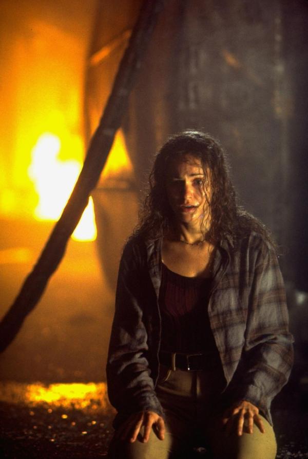 Bild 1 von 11: Die frustrierte Autorin Madelyne Thompson (Amy Brenneman), wollte eigentlich die Stadt verlassen und befindet sich jetzt mit anderen Leidensgenossen eingeschlossen unter einem eingestürzten Tunnel ...