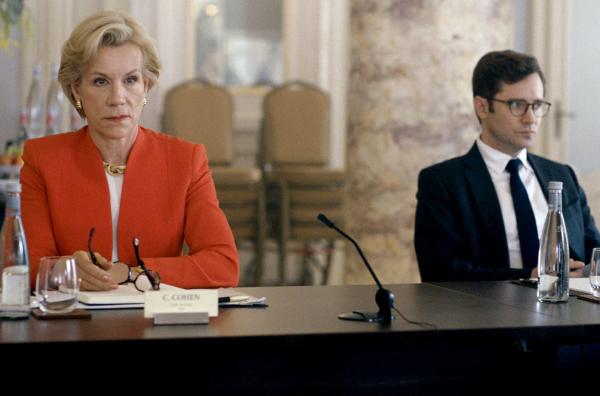 Bild 1 von 5: Cindy Cohen (Juliet Stevenson) und Andrew Porter (Sam Crane) zeigen sich wenig erfreut über Irans Forderungen - 10 Milliarden Dollar im Gegenzug für volle Transparenz bei ihrem Atomprogramm.