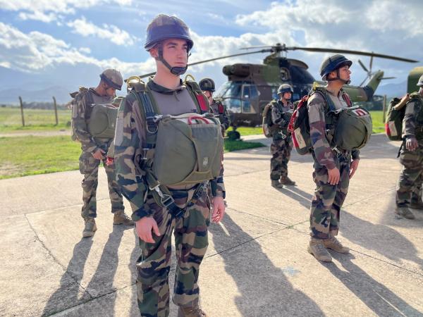 Bild 1 von 12: Die Grundausbildung Fallschirmspringen startet mit dem Bodentraining.