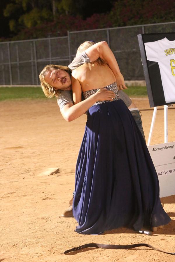 Bild 1 von 14: Mickey (Kaitlin Olson, r.) versucht verzweifelt, ihren Freund Jimmy (Scott MacArthur, l.) bei seiner Zeremonie von einer angetrunkenen Dummheit abzubringen...