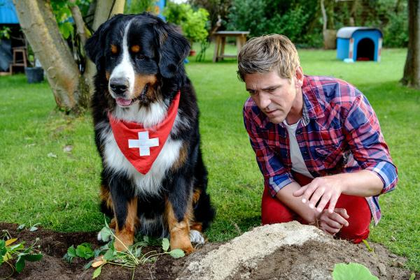 Bild 1 von 7: Fritz Fuchs (Guido Hammesfahr) und sein Hund Keks sind aus dem Urlaub zurück und finden den Garten aufgewühlt vor. Wer hat in Fritz' Garten sein Unwesen getrieben?