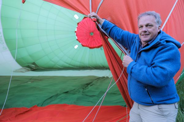 Bild 1 von 6: Colin Devey begibt sich mit einem Heißluftballon in die Luft. Aus dieser Perspektive kann er die Zusammenhänge der Geologie und Erdgeschichte genau analysieren.
