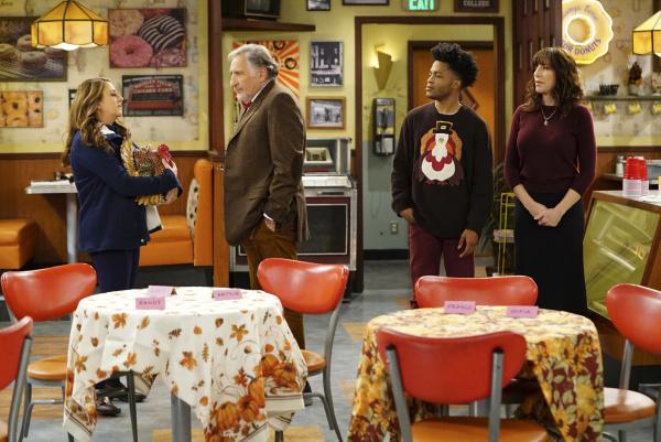 Bild 1 von 12: (v.l.n.r.) Lucy (Annie Mumolo); Arthur (Judd Hirsch); Franco (Jermaine Fowler); Randy (Katey Sagal)
