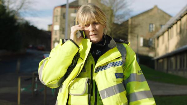 Bild 1 von 1: Catherine (Sarah Lancashire) hat sich geirrt: der verhaftete Verdächtige Shawn gibt kein brauchbares Geständnis ab und leugnet alles.
