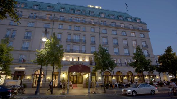 Bild 1 von 2: deutsche Geschichte. - Das Adlon bei Abendstimmung