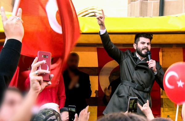 Bild 1 von 6: Wolfsgruß auf offener Bühne: Auch in Deutschland agitieren türkische Rechtsextremisten.