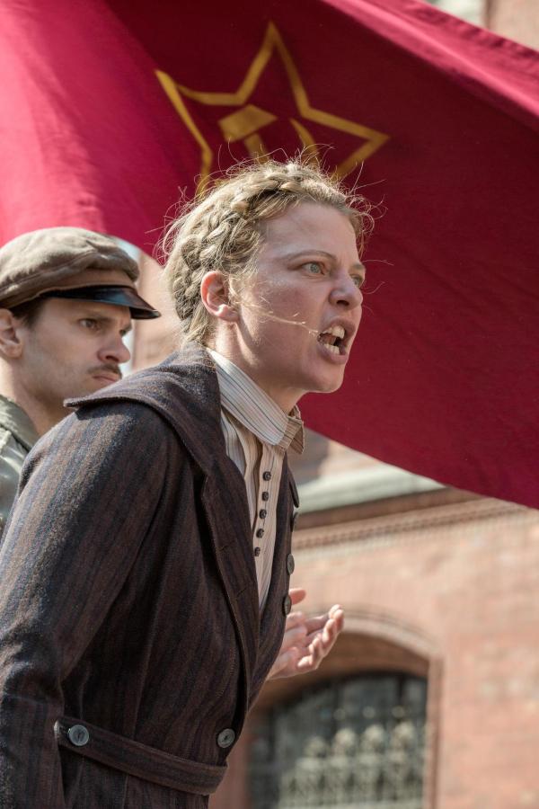 Bild 1 von 14: Im Bild: Dr. Völcker (Jördis Triebel) heizt die Masse bei den Mai-Unruhen an.